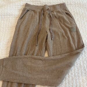 Women’s ALO muse sweatpants gravel heather size small